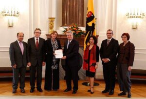 v.l.n.r. Prof. Dr. Hacı Halil Uslucan, Prof. Dr. Ludger Pries, Prof. Dr. Christine Langenfeld, Bundespräsident Joachim Gauck, Prof. Dr. Yasemin Karakaşoğlu, Prof. Dr. Thomas Bauer, Prof. Dr. Ursula Neumann