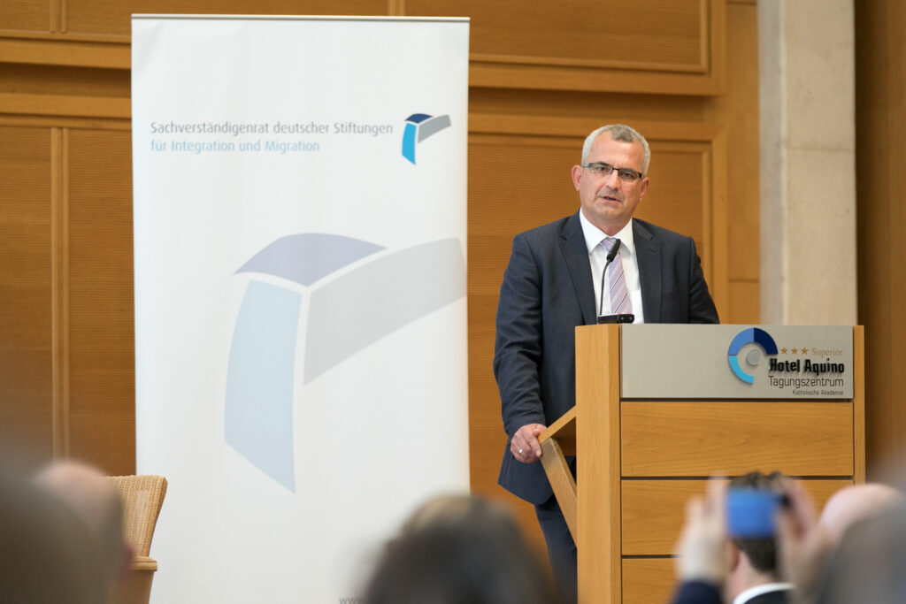 SVR-Vorsitzender Prof. Dr. Thomas Bauer bei der Vorstellung der Ergebnisse des SVR-Jahresgutachtens zum Thema Arbeitsmarktintegration von Flüchtlingen