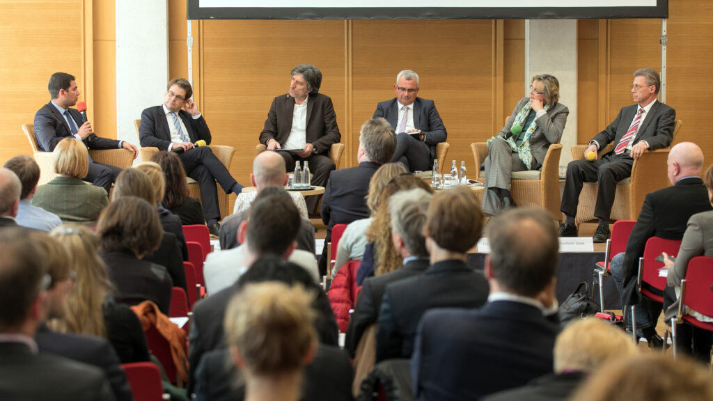 Auf dem Podium diskutierten (v.l.) Dr. Toufic El Masri, Staatssekretär Thorben Albrecht, Gerhard Schröder (Moderation), Eva Welskop-Deffaa, Friedhelm Siepe