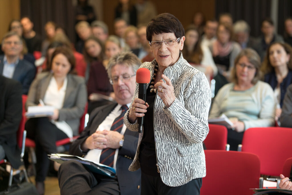 Prof. Dr. Rita Süssmuth bei ihrem Plädoyer für mehr Ungeduld bei der Integration von Flüchtlingen und ihrem Aufruf, sich (mit Risiken) auf Neues einzulassen.