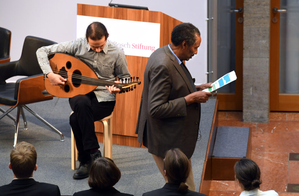 Nabil Arbaain begleitete die Lesung musikalisch auf der Oud
