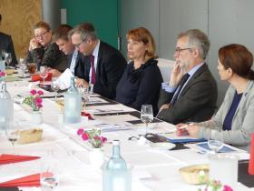 Petra Köpping, Sächsische Staatsministerin für Gleichstellung und Integration und weitere Teilnehmende des Gesprächs bei der Diskussion