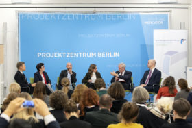 Podiumsdiskussion (v. l. n. r.) mit Dr. Jan Schneider, Birgit Sippel, Alexander Wilhelm, Astrid Ziebarth, Ulrich Weinbrenner und Prof. Dr. Marcel Fratzscher