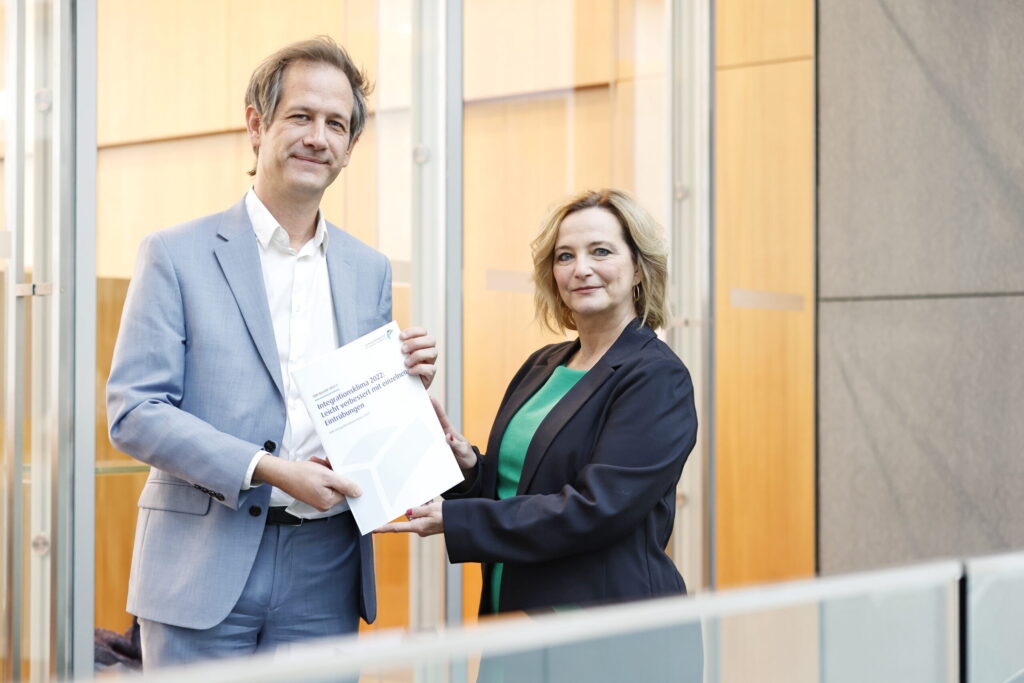 Prof. Marc Helbling und Prof. Petra Bendel präsentieren die Ergebnisse des SVR-Integrationsbarometers 2022 in der Bundespressekonferenz.