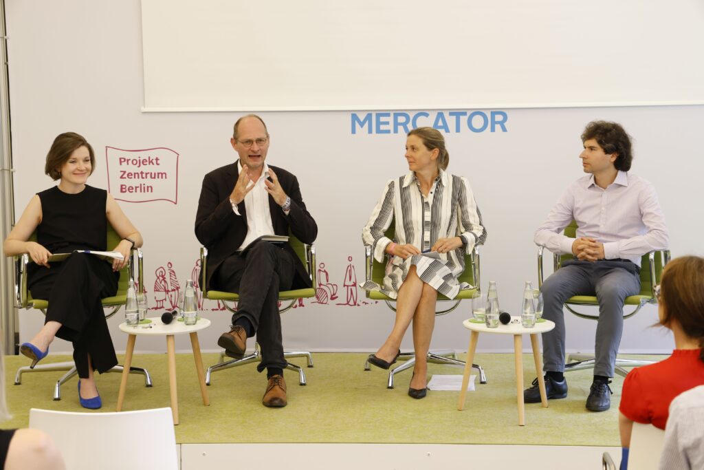 Dr. Kolb mit Podiumsteilehmenden Nicole Spieß, Regina Hufnagel und Martin Varga.